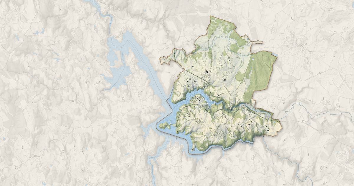 Portrait cartographique de Lacapelle-Viescamp : relief, eau, forêts, bâti et voies, calculés à partir des données de l'IGN