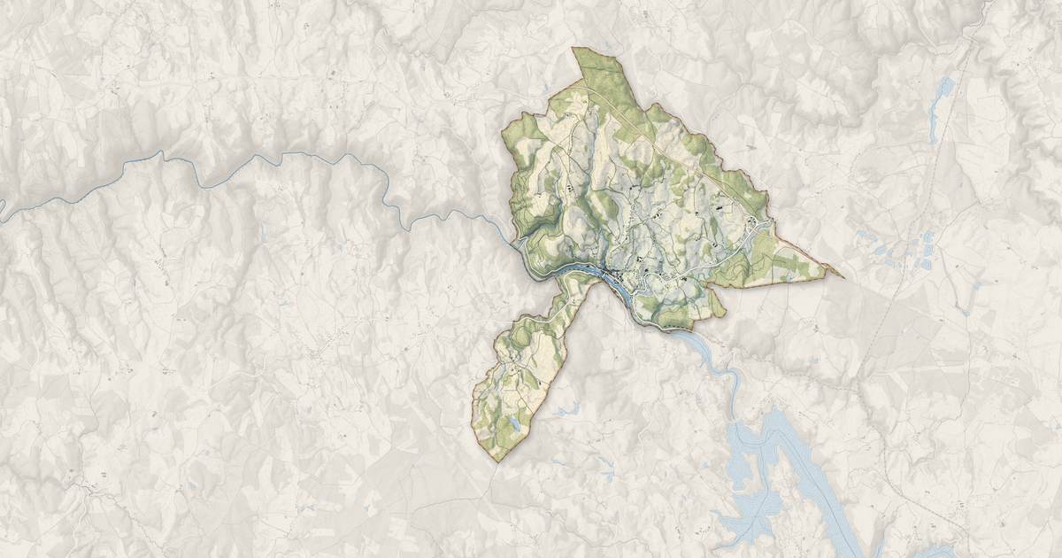 Portrait cartographique de Laroquebrou : relief, eau, forêts, bâti et voies, calculés à partir des données de l'IGN