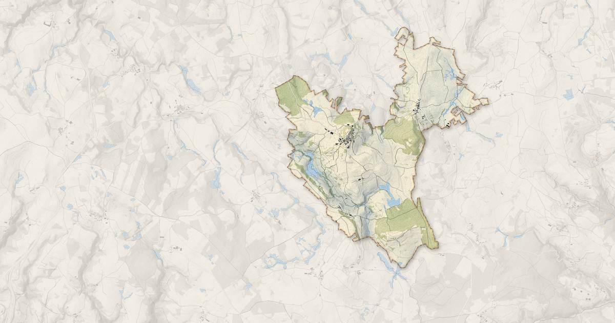 Portrait cartographique de Lastic : relief, eau, forêts, bâti et voies, calculés à partir des données de l'IGN