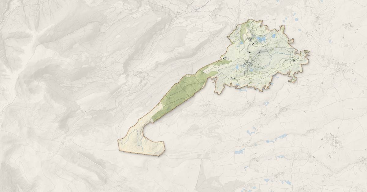 Portrait cartographique de Laveissenet : relief, eau, forêts, bâti et voies, calculés à partir des données de l'IGN