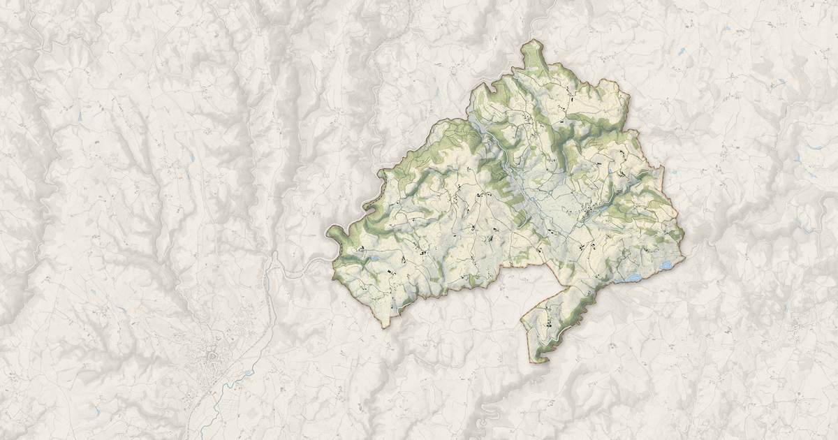 Portrait cartographique de Leynhac : relief, eau, forêts, bâti et voies, calculés à partir des données de l'IGN