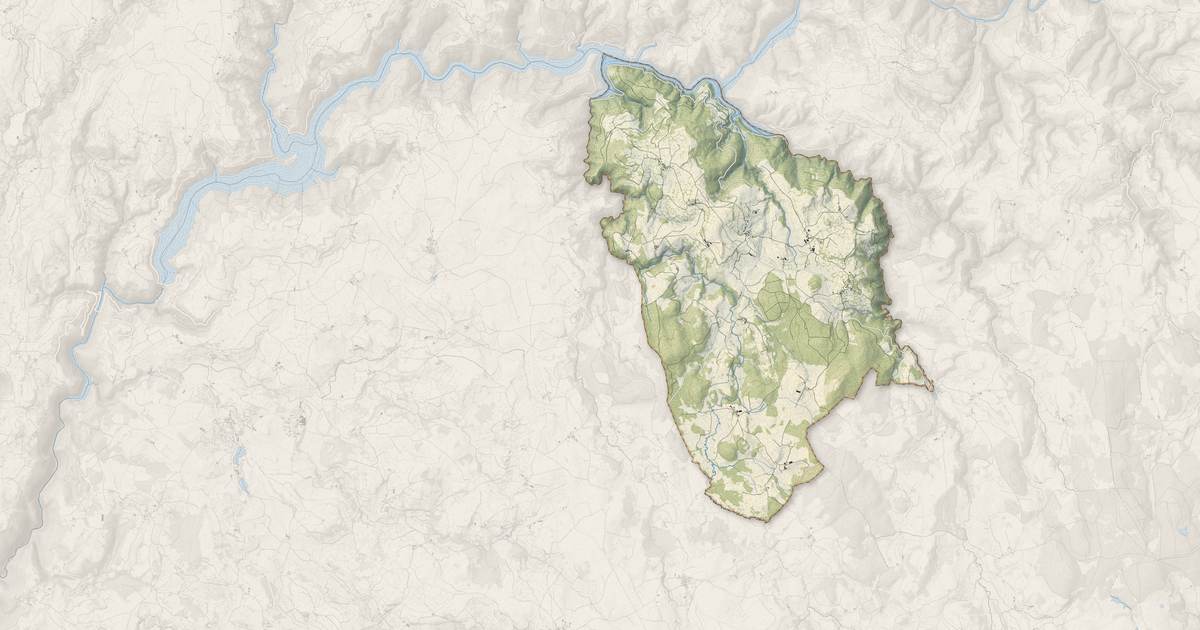 Portrait cartographique de Lieutadès : relief, eau, forêts, bâti et voies, calculés à partir des données de l'IGN