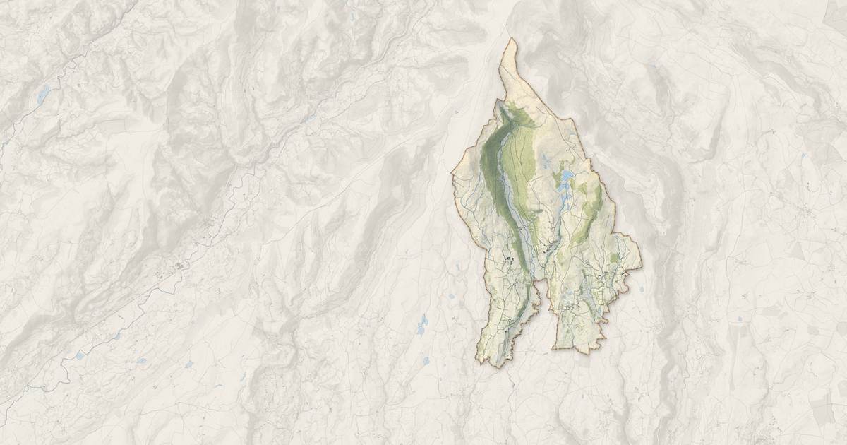 Portrait cartographique de Malbo : relief, eau, forêts, bâti et voies, calculés à partir des données de l'IGN