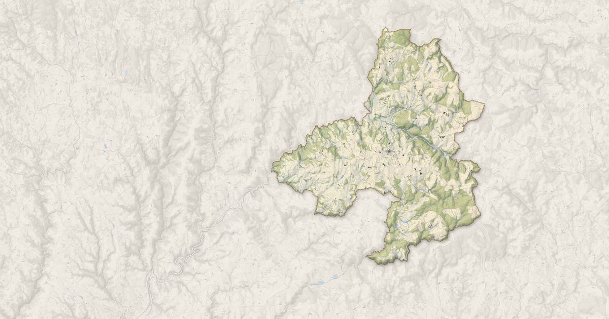 Portrait cartographique de Marcolès : relief, eau, forêts, bâti et voies, calculés à partir des données de l'IGN