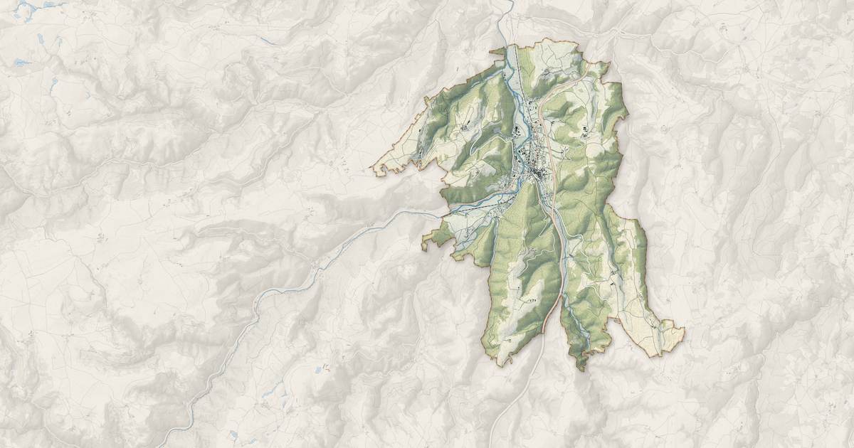 Portrait cartographique de Massiac : relief, eau, forêts, bâti et voies, calculés à partir des données de l'IGN