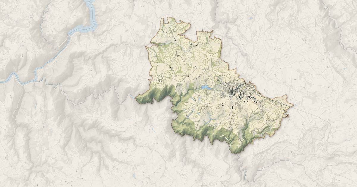 Portrait cartographique de Mauriac : relief, eau, forêts, bâti et voies, calculés à partir des données de l'IGN