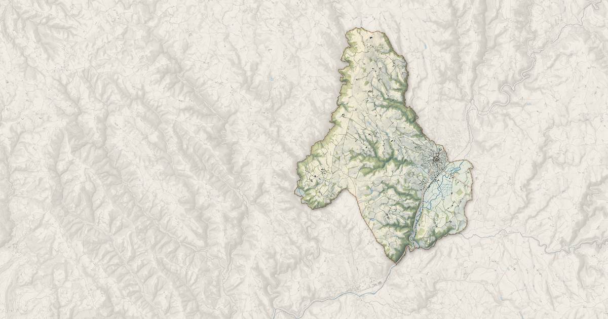 Portrait cartographique de Maurs : relief, eau, forêts, bâti et voies, calculés à partir des données de l'IGN