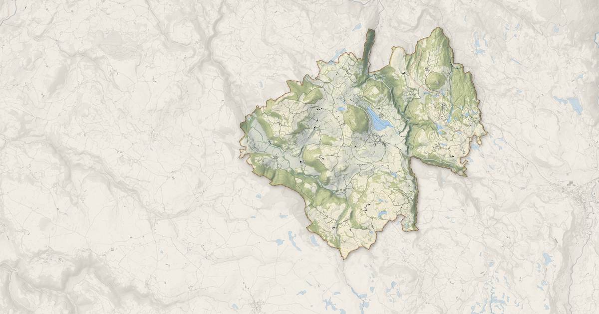 Portrait cartographique de Menet : relief, eau, forêts, bâti et voies, calculés à partir des données de l'IGN