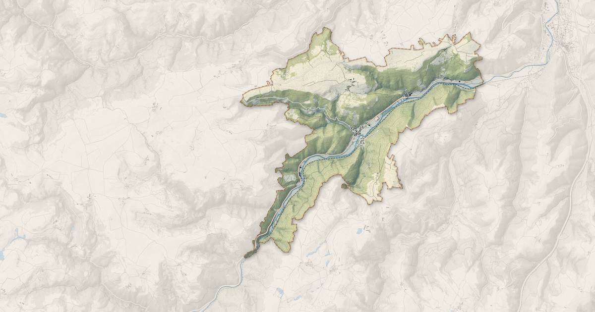 Portrait cartographique de Molompize : relief, eau, forêts, bâti et voies, calculés à partir des données de l'IGN