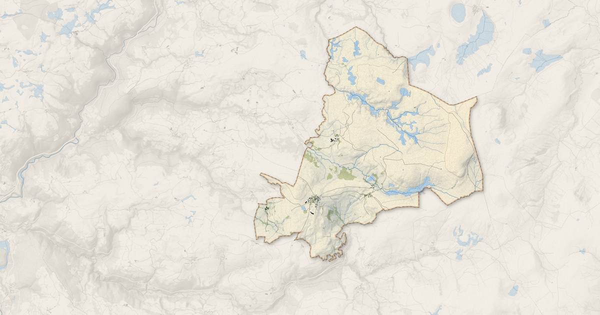 Portrait cartographique de Montgreleix : relief, eau, forêts, bâti et voies, calculés à partir des données de l'IGN