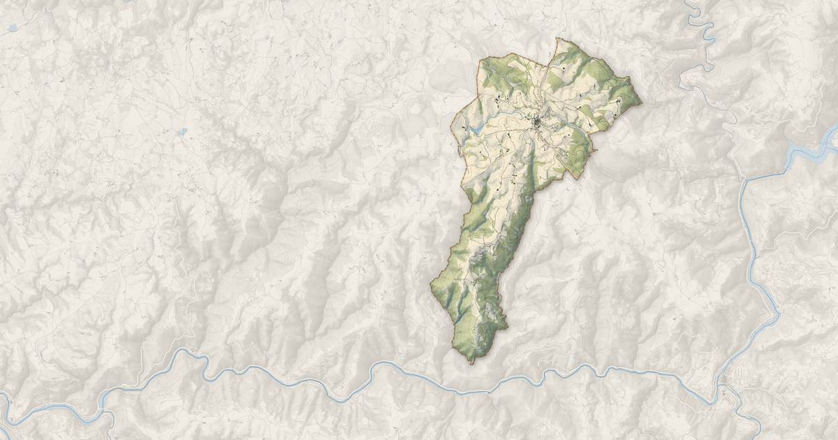 Portrait cartographique de Montsalvy : relief, eau, forêts, bâti et voies, calculés à partir des données de l'IGN