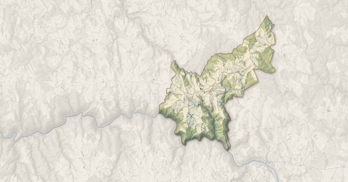 Portrait cartographique de Montvert : relief, eau, forêts, bâti et voies, calculés à partir des données de l'IGN