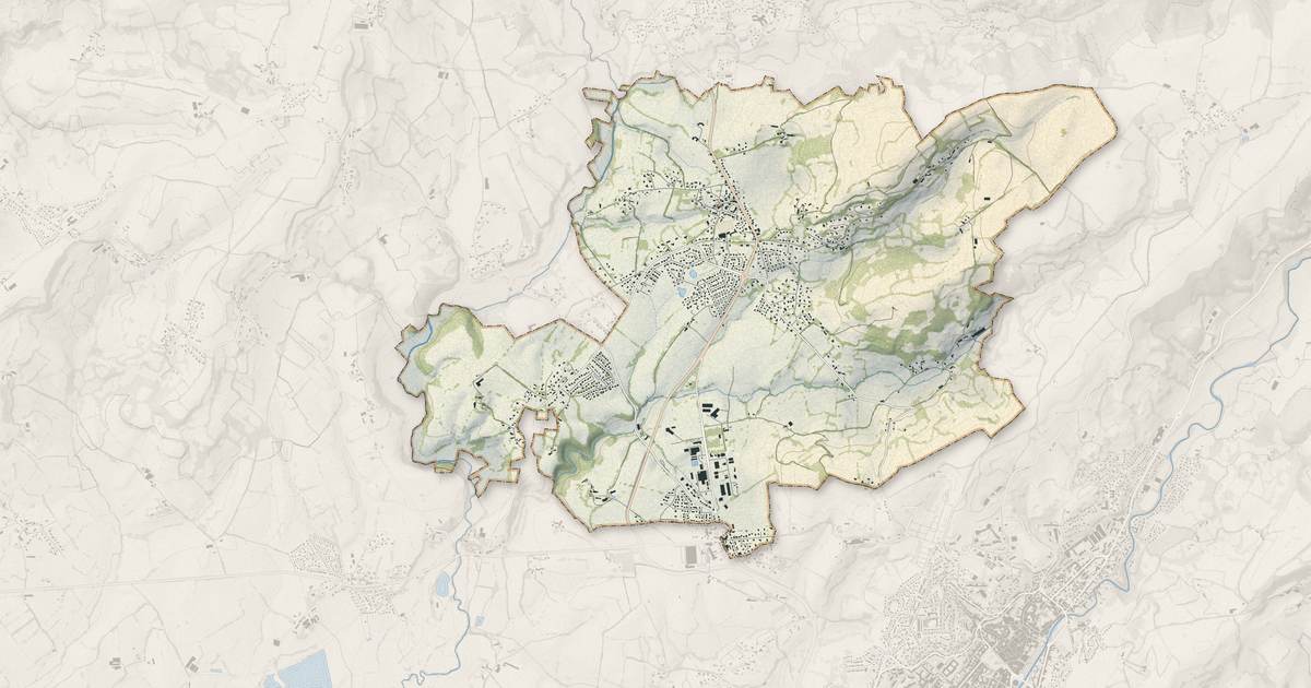 Portrait cartographique de Naucelles : relief, eau, forêts, bâti et voies, calculés à partir des données de l'IGN