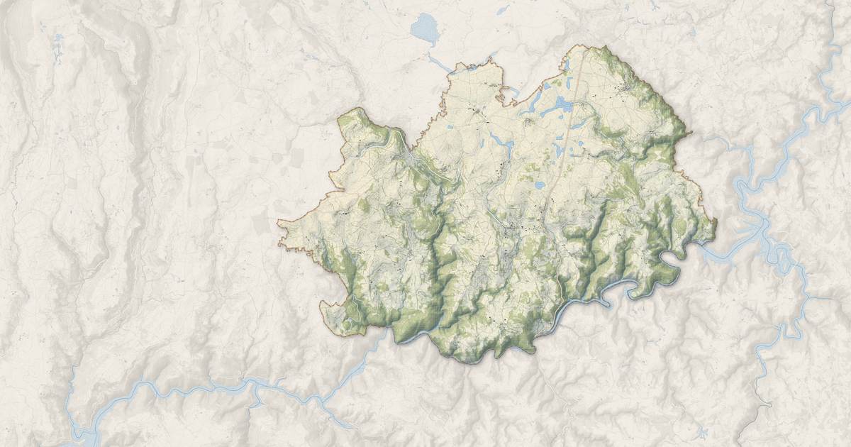 Portrait cartographique de Neuvéglise-sur-Truyère : relief, eau, forêts, bâti et voies, calculés à partir des données de l'IGN