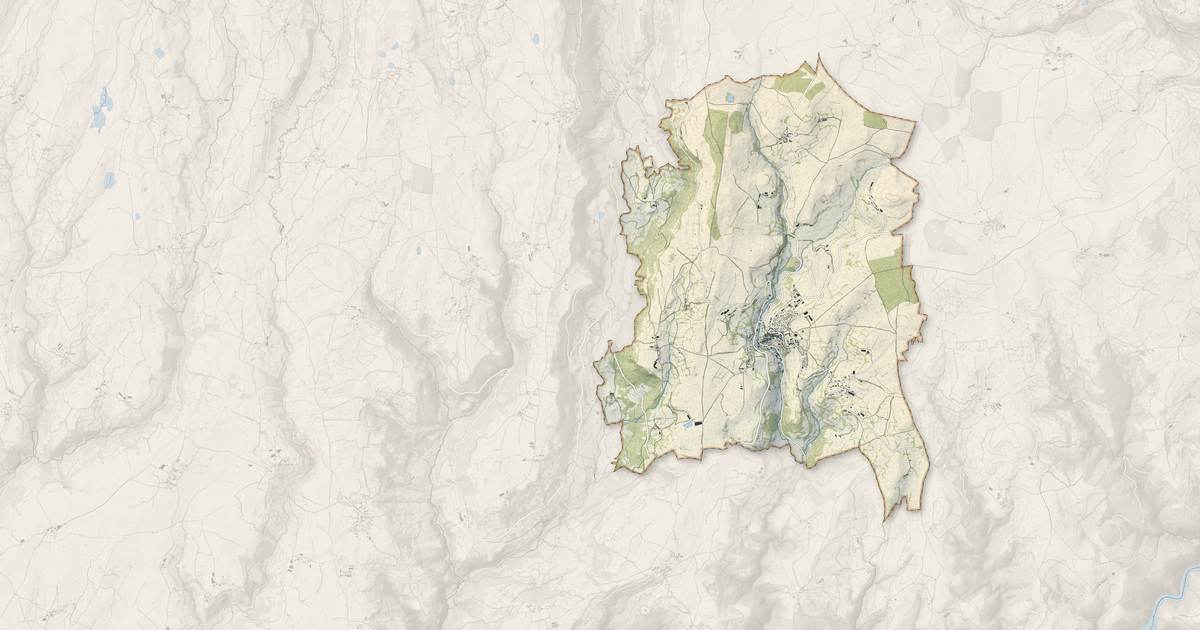 Portrait cartographique de Pierrefort : relief, eau, forêts, bâti et voies, calculés à partir des données de l'IGN