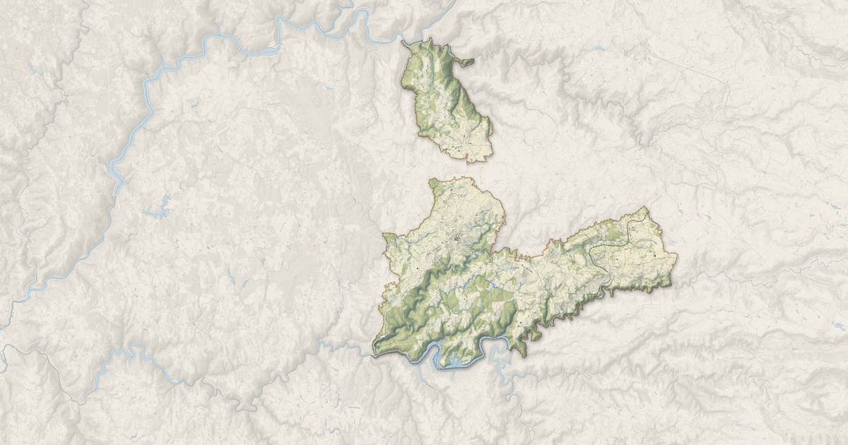 Portrait cartographique de Pleaux : relief, eau, forêts, bâti et voies, calculés à partir des données de l'IGN