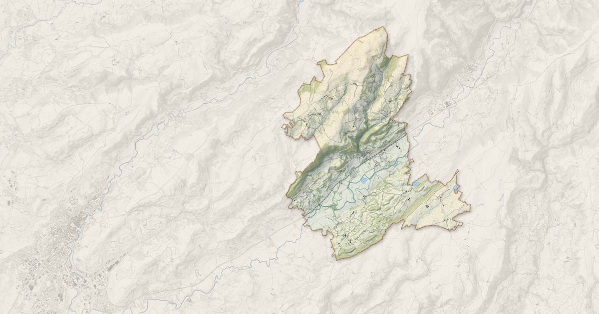 Portrait cartographique de Polminhac : relief, eau, forêts, bâti et voies, calculés à partir des données de l'IGN