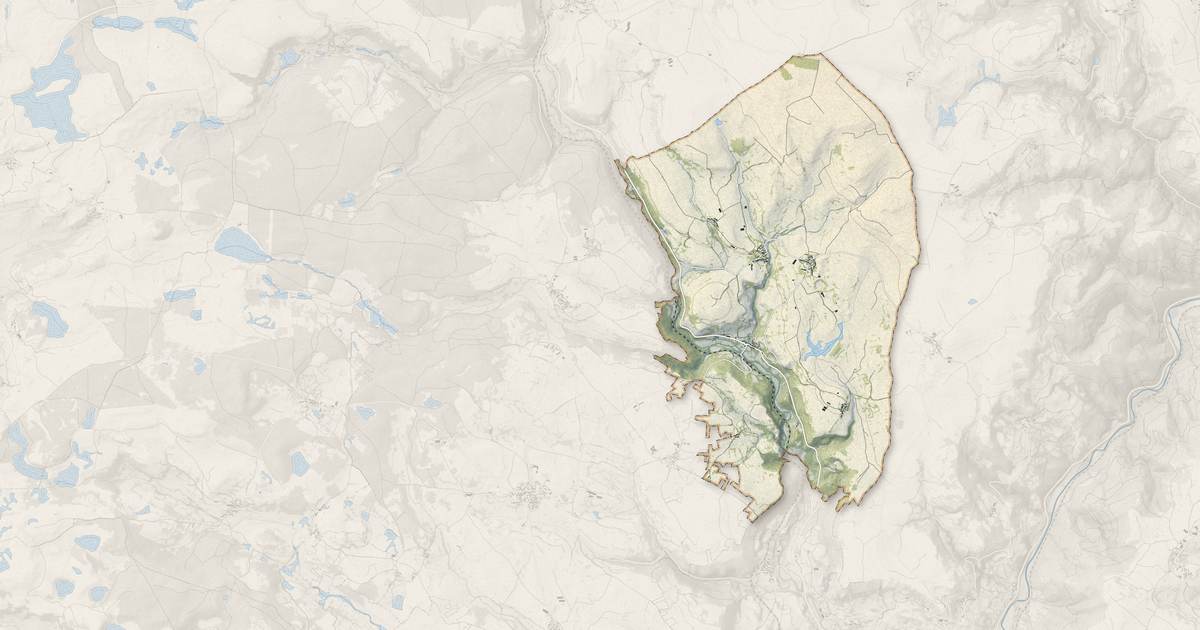 Portrait cartographique de Sainte-Anastasie : relief, eau, forêts, bâti et voies, calculés à partir des données de l'IGN