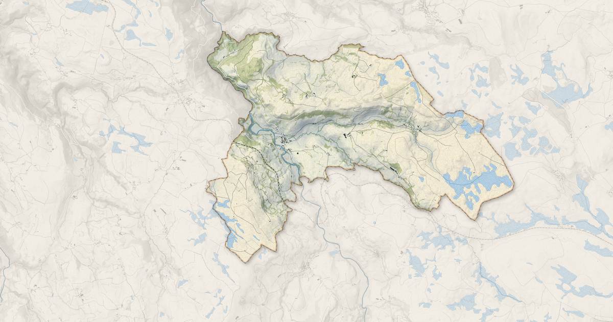 Portrait cartographique de Saint-Bonnet-de-Condat : relief, eau, forêts, bâti et voies, calculés à partir des données de l'IGN