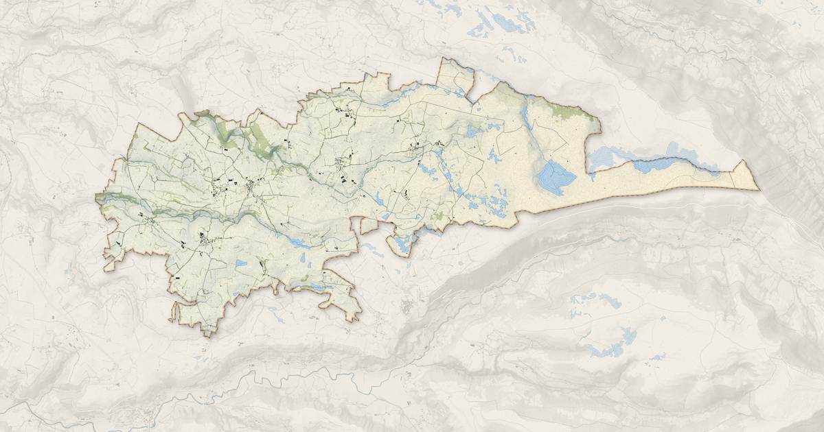 Portrait cartographique de Saint-Bonnet-de-Salers : relief, eau, forêts, bâti et voies, calculés à partir des données de l'IGN