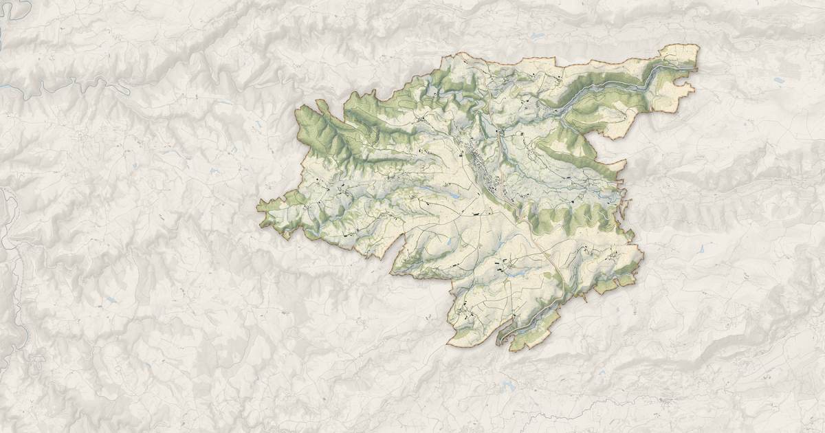 Portrait cartographique de Saint-Cernin : relief, eau, forêts, bâti et voies, calculés à partir des données de l'IGN