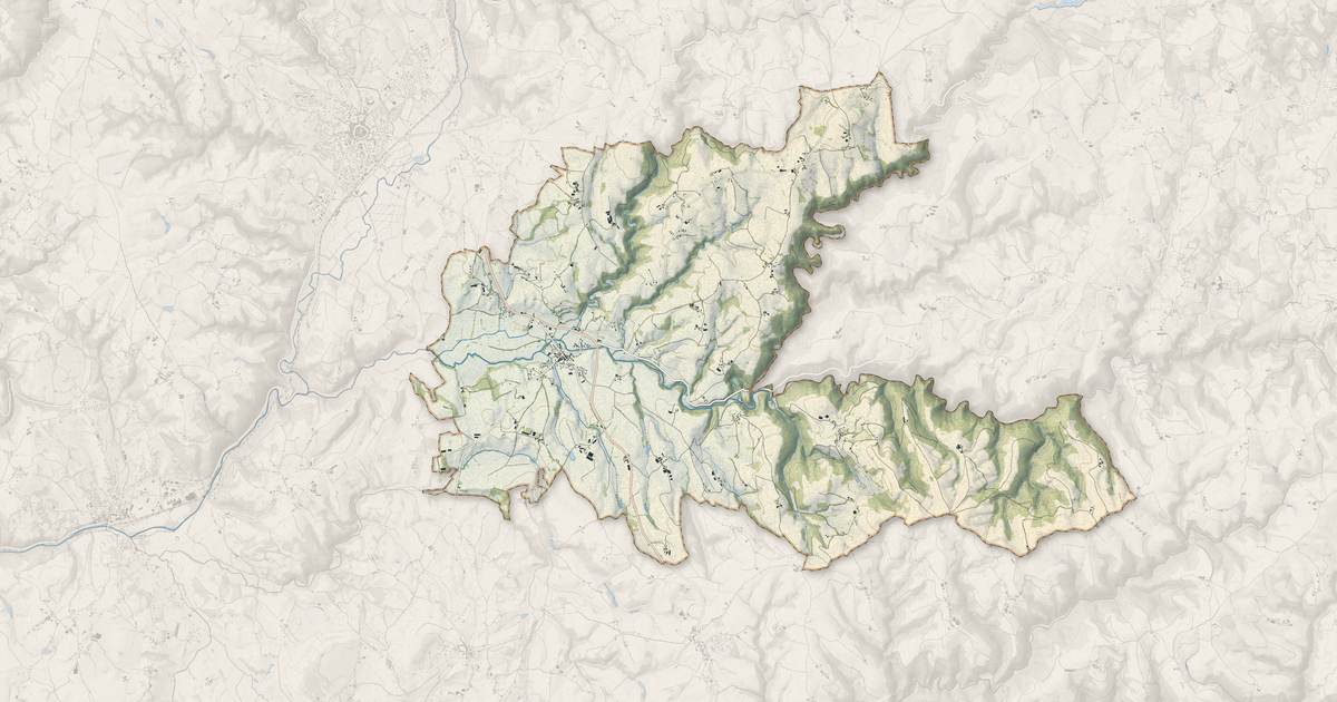 Portrait cartographique de Saint-Constant-Fournoulès : relief, eau, forêts, bâti et voies, calculés à partir des données de l'IGN