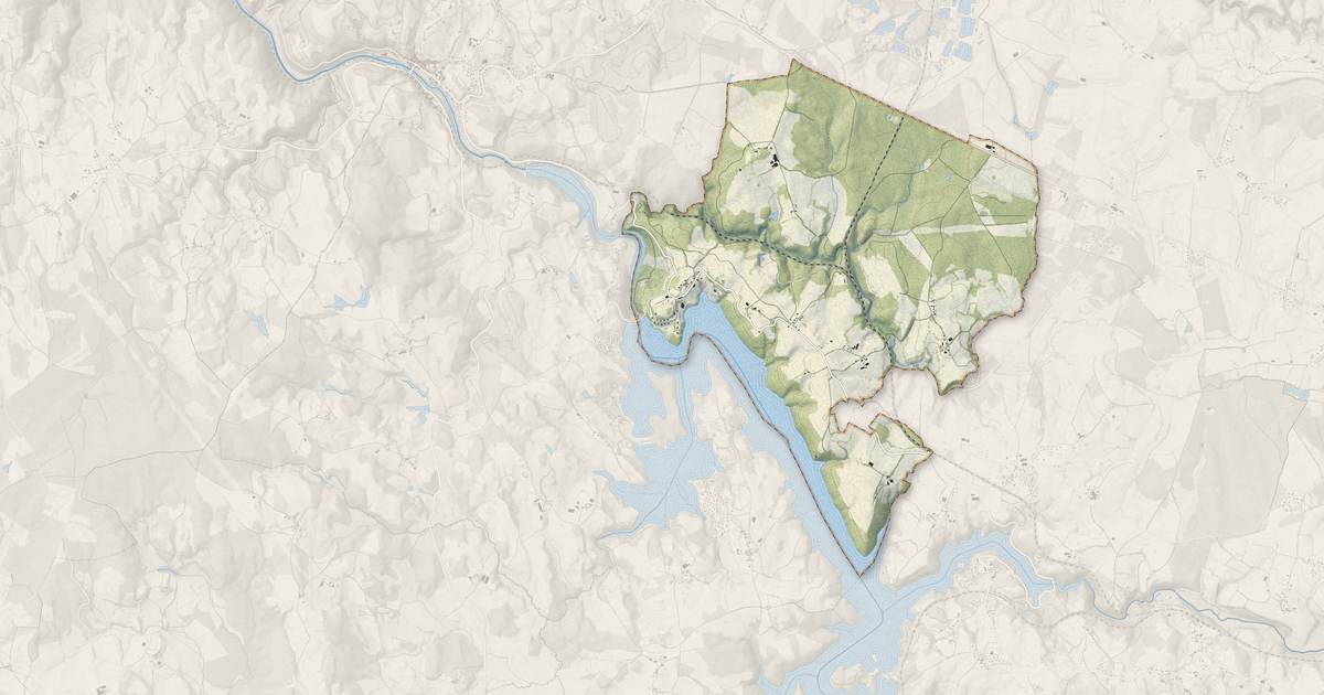 Portrait cartographique de Saint-Étienne-Cantalès : relief, eau, forêts, bâti et voies, calculés à partir des données de l'IGN