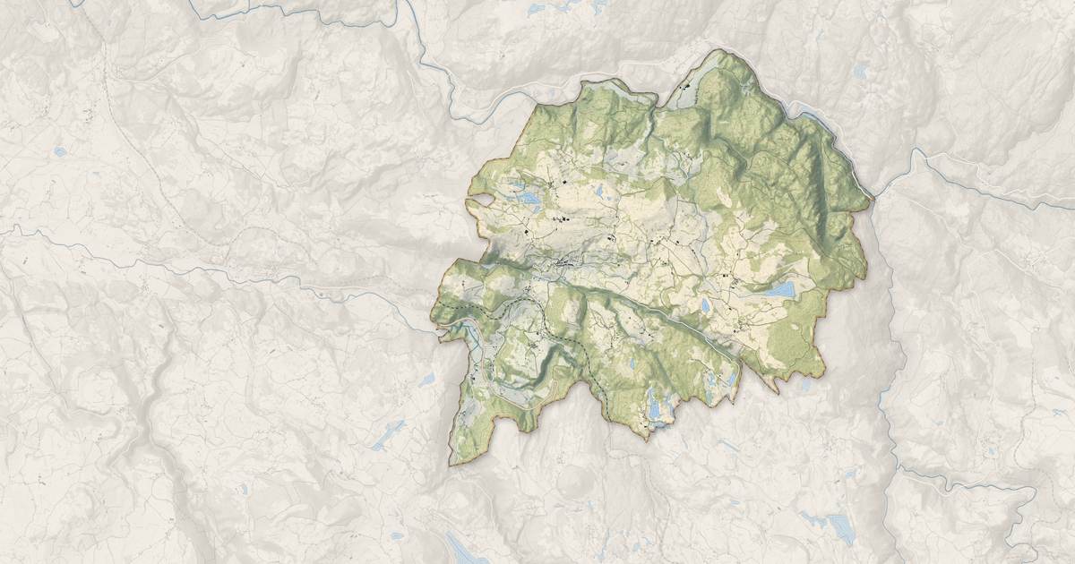Portrait cartographique de Saint-Étienne-de-Chomeil : relief, eau, forêts, bâti et voies, calculés à partir des données de l'IGN