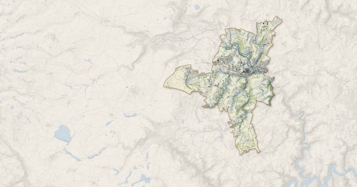 Portrait cartographique de Saint-Flour : relief, eau, forêts, bâti et voies, calculés à partir des données de l'IGN