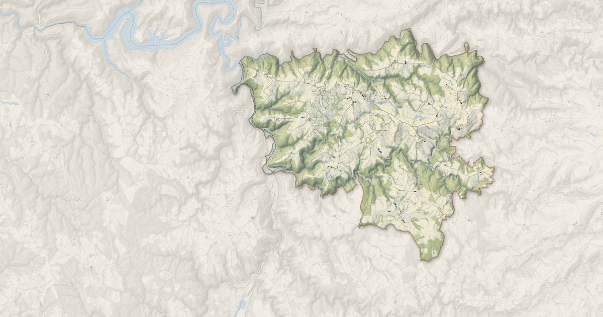 Portrait cartographique de Saint-Illide : relief, eau, forêts, bâti et voies, calculés à partir des données de l'IGN