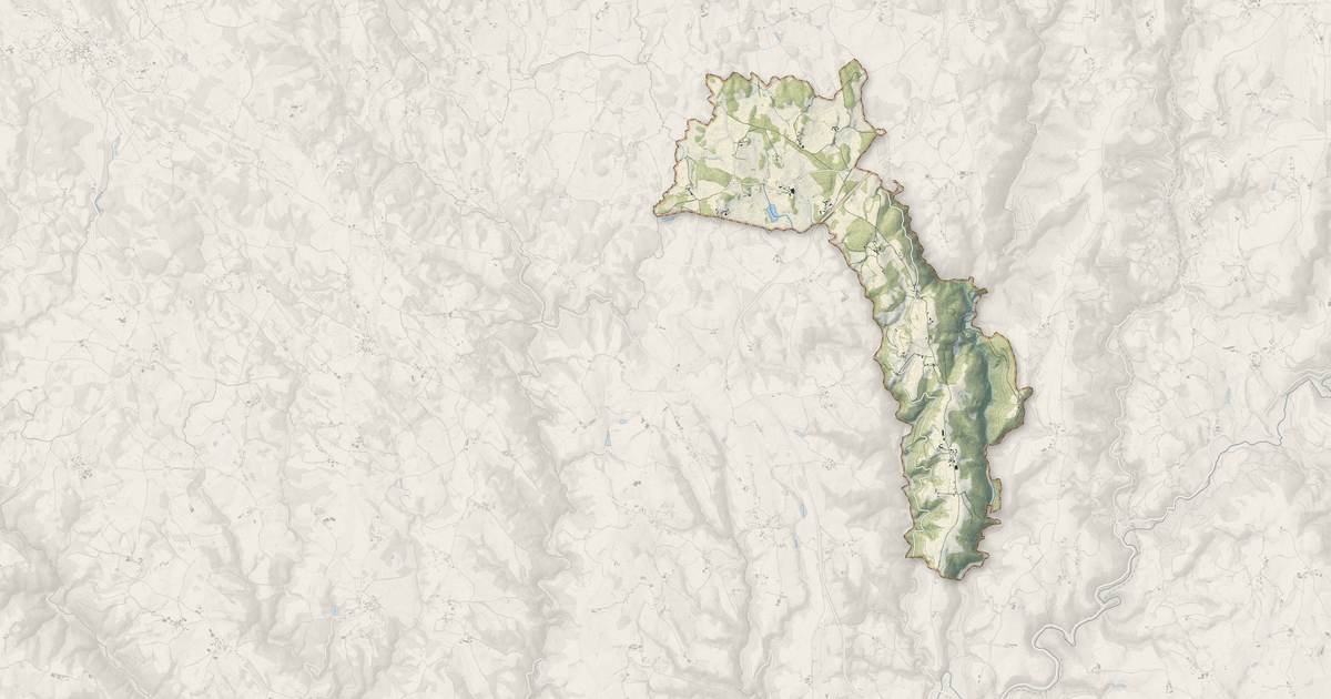 Portrait cartographique de Saint-Julien-de-Toursac : relief, eau, forêts, bâti et voies, calculés à partir des données de l'IGN