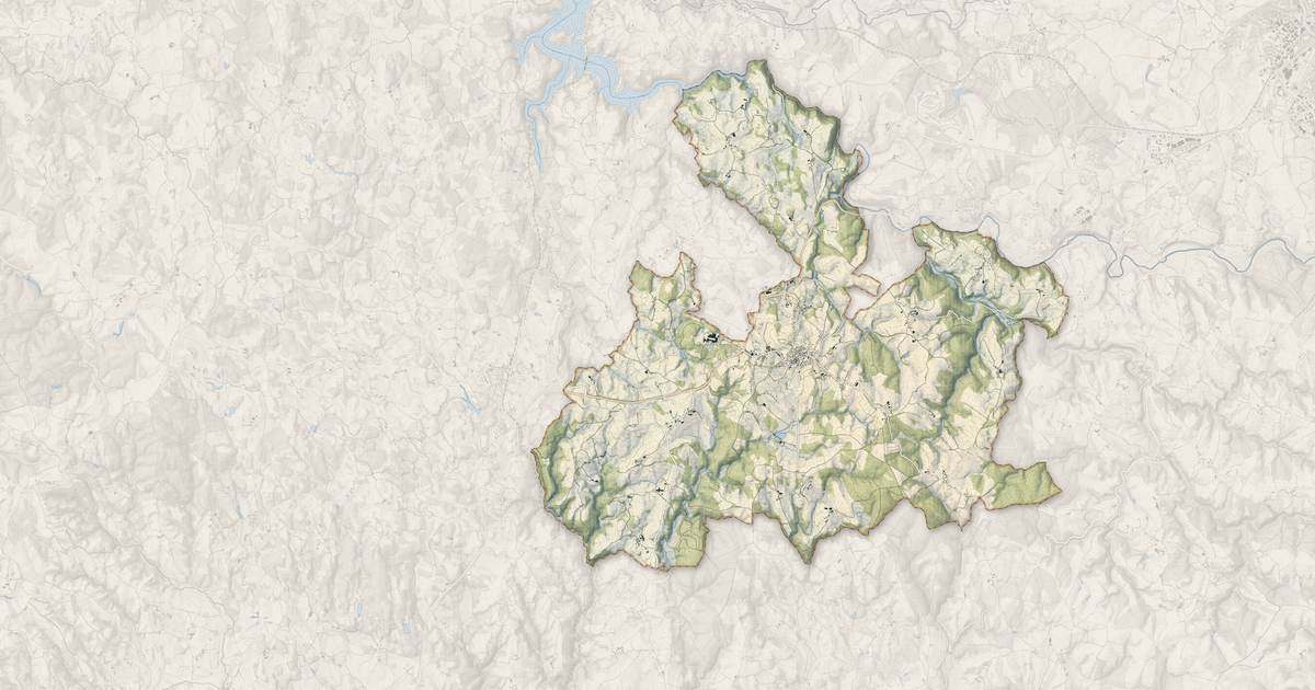 Portrait cartographique de Saint-Mamet-la-Salvetat : relief, eau, forêts, bâti et voies, calculés à partir des données de l'IGN