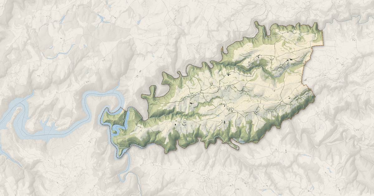 Portrait cartographique de Saint-Martin-Cantalès : relief, eau, forêts, bâti et voies, calculés à partir des données de l'IGN