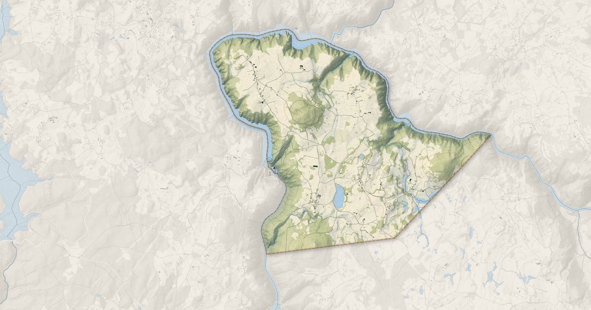 Portrait cartographique de Saint-Pierre : relief, eau, forêts, bâti et voies, calculés à partir des données de l'IGN