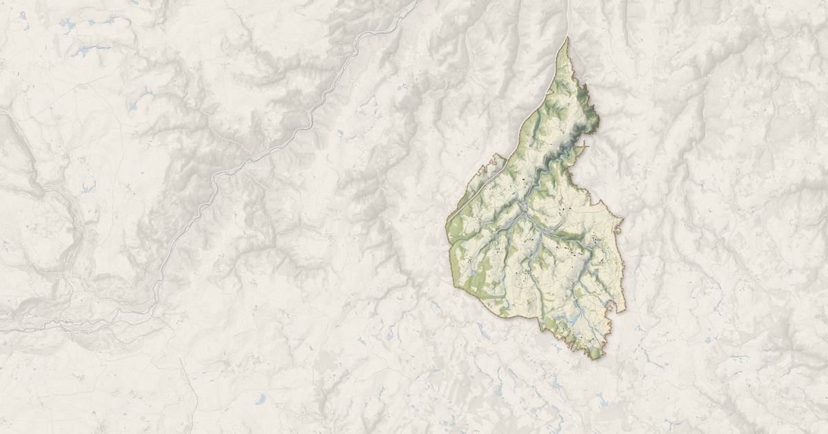 Portrait cartographique de Saint-Poncy : relief, eau, forêts, bâti et voies, calculés à partir des données de l'IGN