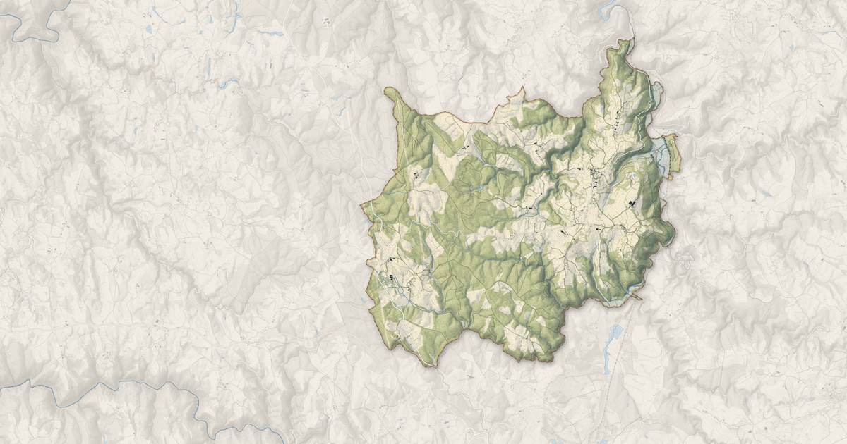 Portrait cartographique de Saint-Santin-Cantalès : relief, eau, forêts, bâti et voies, calculés à partir des données de l'IGN