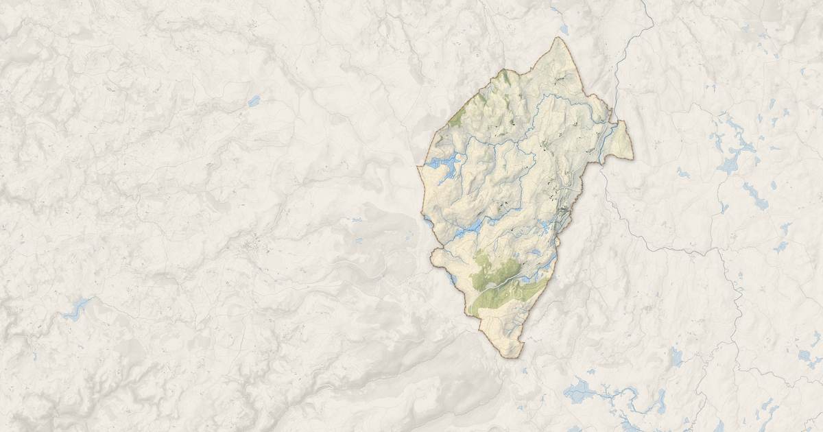 Portrait cartographique de Saint-Urcize : relief, eau, forêts, bâti et voies, calculés à partir des données de l'IGN
