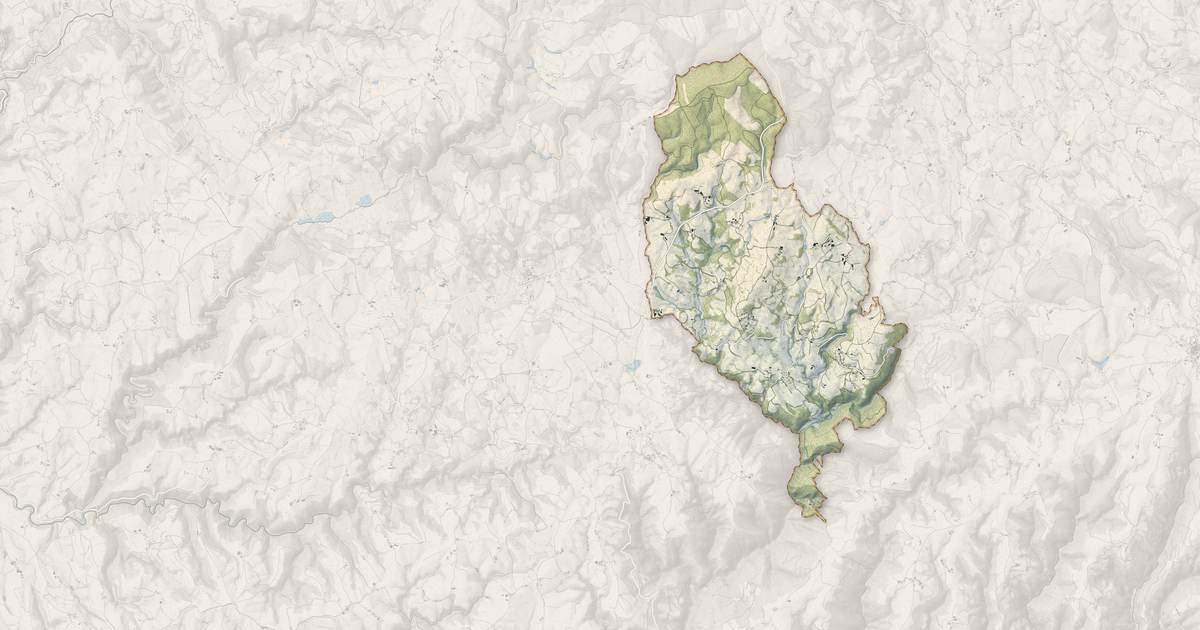 Portrait cartographique de Sénezergues : relief, eau, forêts, bâti et voies, calculés à partir des données de l'IGN
