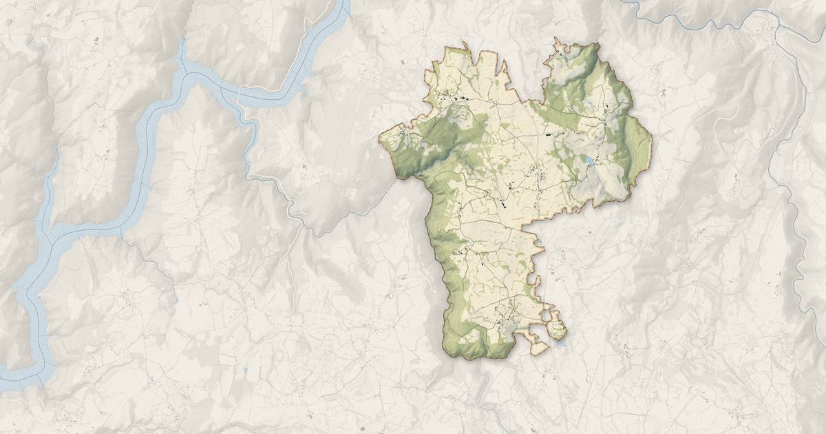 Portrait cartographique de Sourniac : relief, eau, forêts, bâti et voies, calculés à partir des données de l'IGN