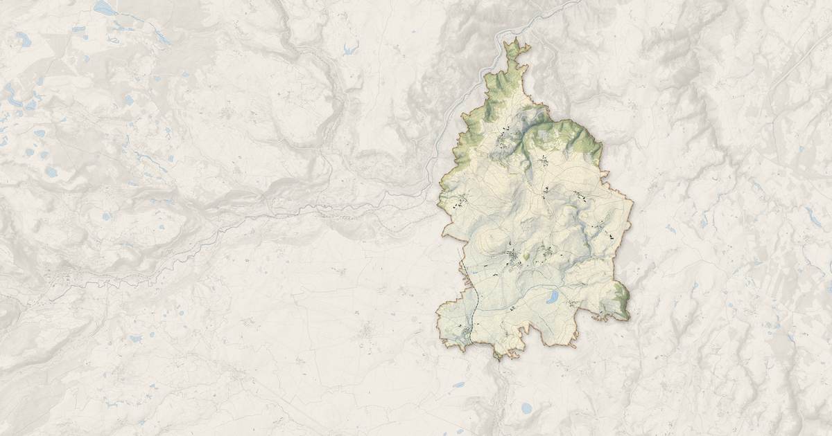 Portrait cartographique de Talizat : relief, eau, forêts, bâti et voies, calculés à partir des données de l'IGN