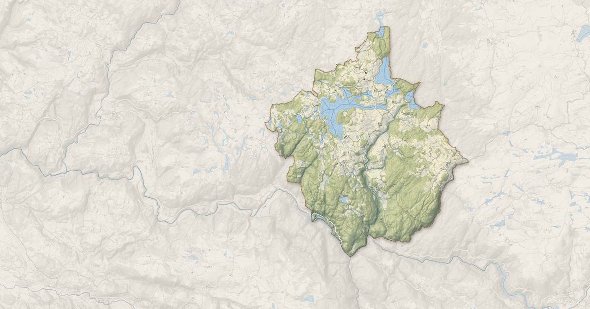 Portrait cartographique de Trémouille : relief, eau, forêts, bâti et voies, calculés à partir des données de l'IGN