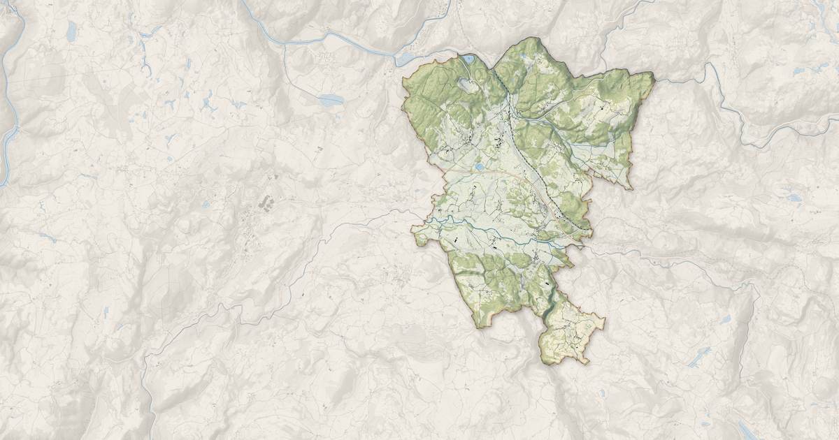 Portrait cartographique de Vebret : relief, eau, forêts, bâti et voies, calculés à partir des données de l'IGN
