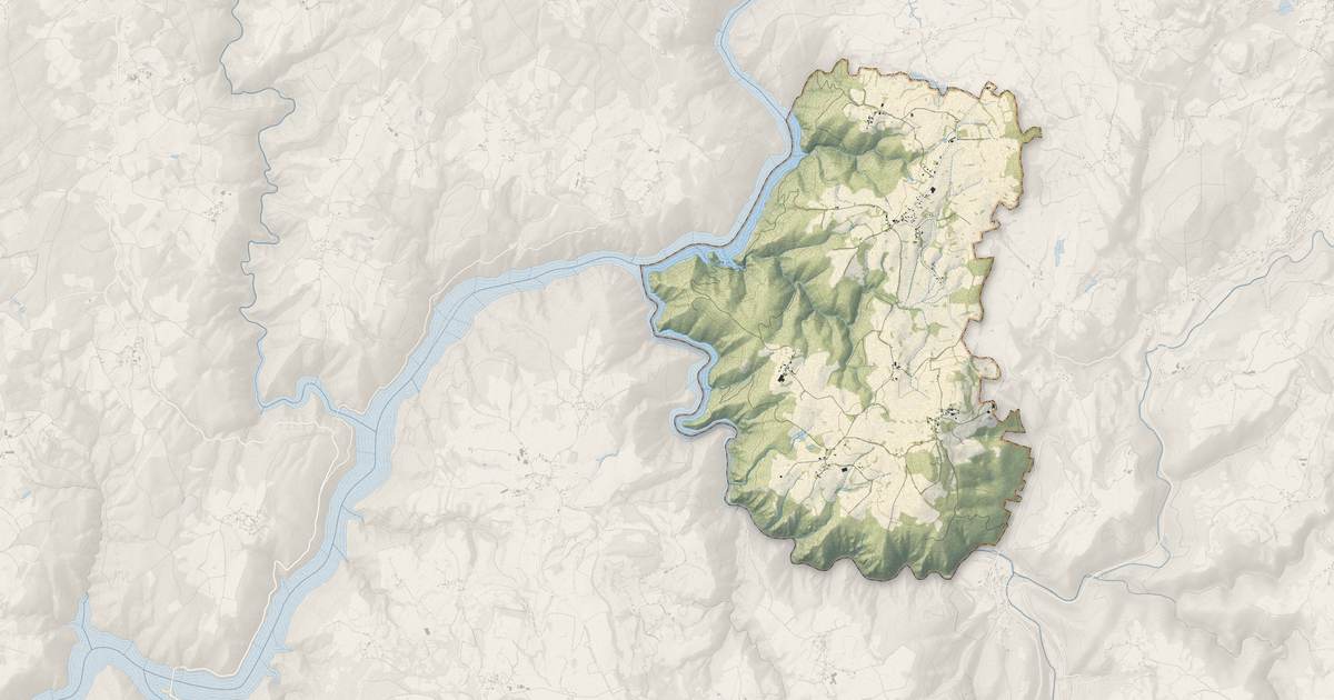 Portrait cartographique de Veyrières : relief, eau, forêts, bâti et voies, calculés à partir des données de l'IGN