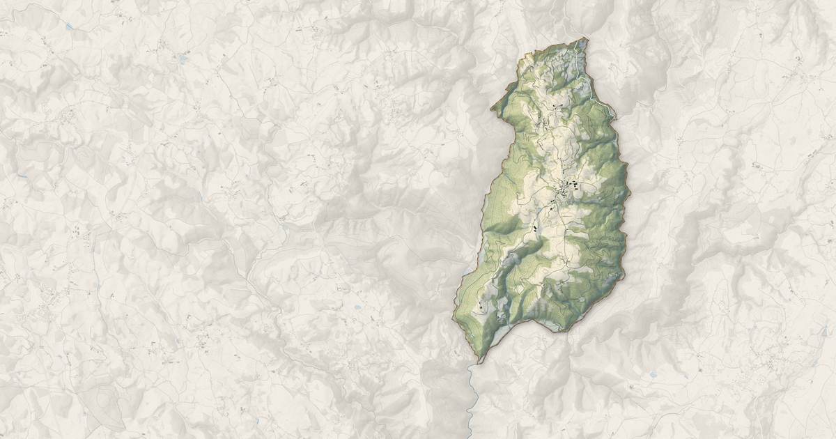 Portrait cartographique de Vezels-Roussy : relief, eau, forêts, bâti et voies, calculés à partir des données de l'IGN