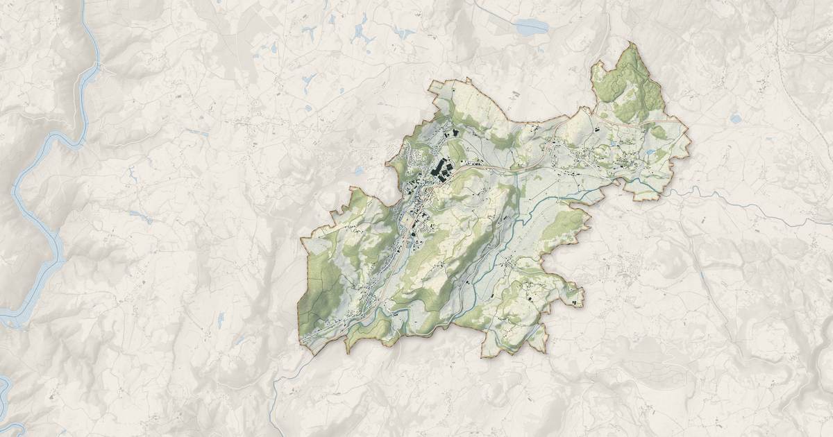 Portrait cartographique de Ydes : relief, eau, forêts, bâti et voies, calculés à partir des données de l'IGN