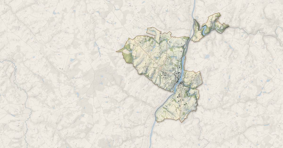 Portrait cartographique de Confolens : relief, eau, forêts, bâti et voies, calculés à partir des données de l'IGN