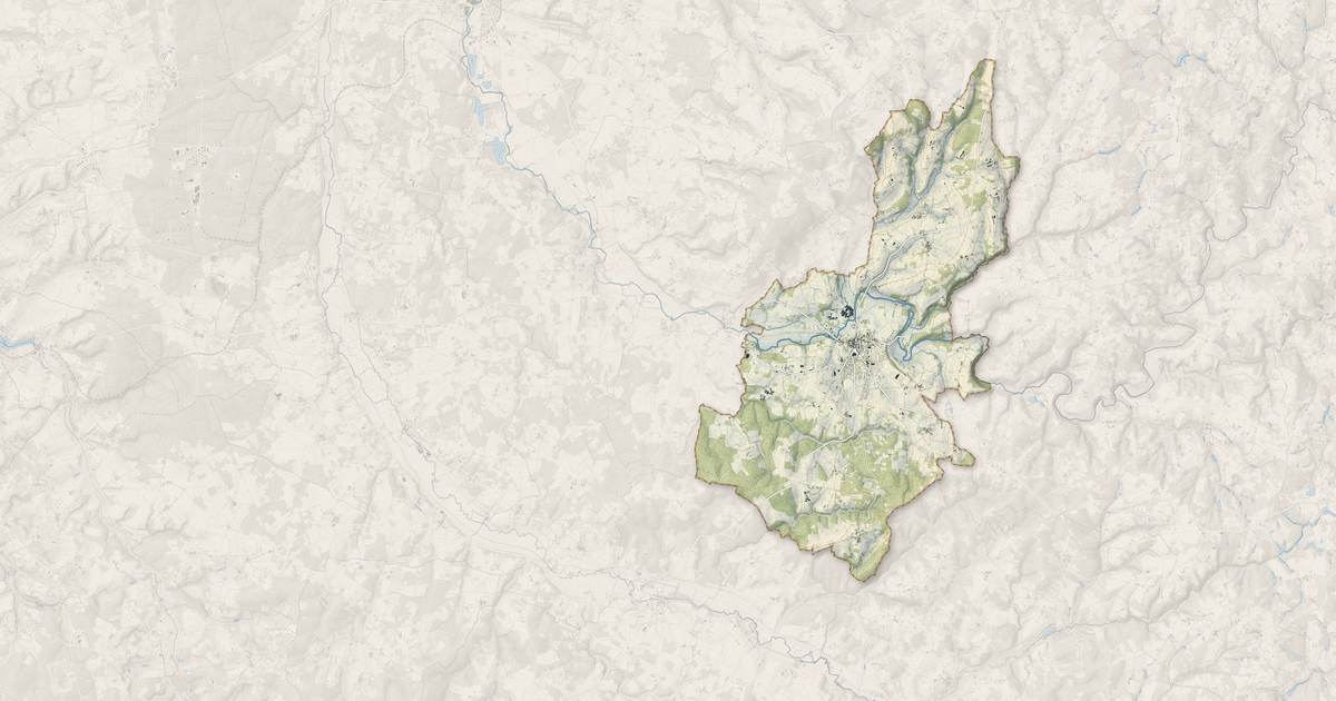 Portrait cartographique de Montbron : relief, eau, forêts, bâti et voies, calculés à partir des données de l'IGN