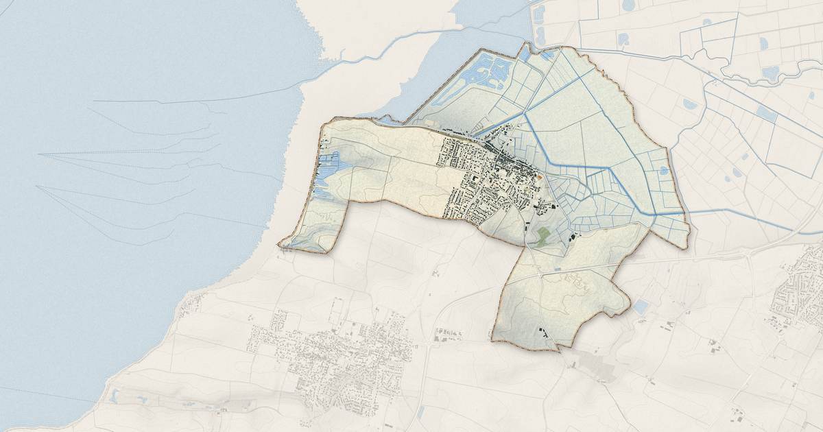 Portrait cartographique de Esnandes : relief, eau, forêts, bâti et voies, calculés à partir des données de l'IGN