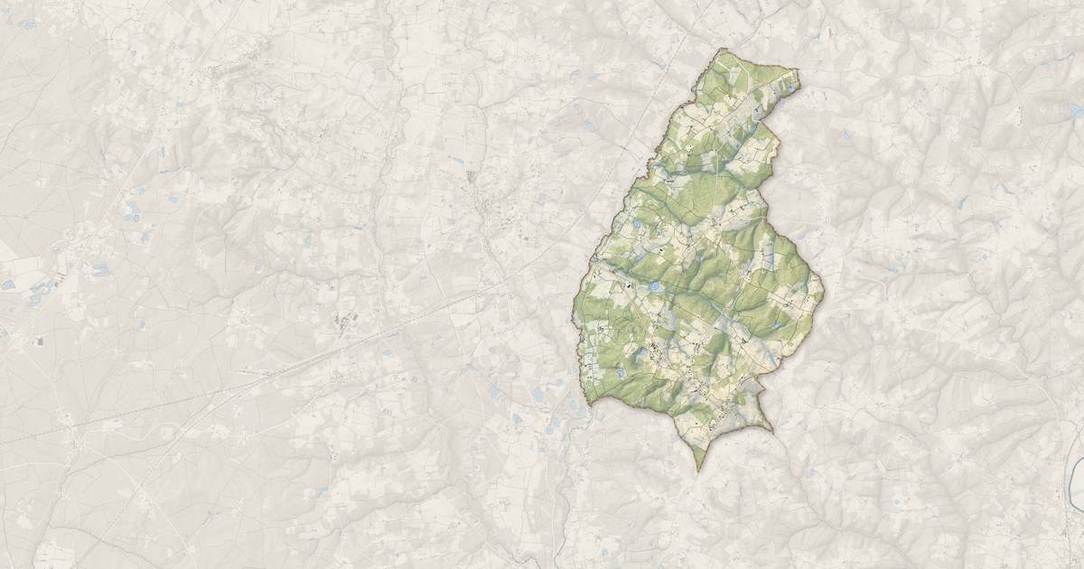 Portrait cartographique de Le Fouilloux : relief, eau, forêts, bâti et voies, calculés à partir des données de l'IGN