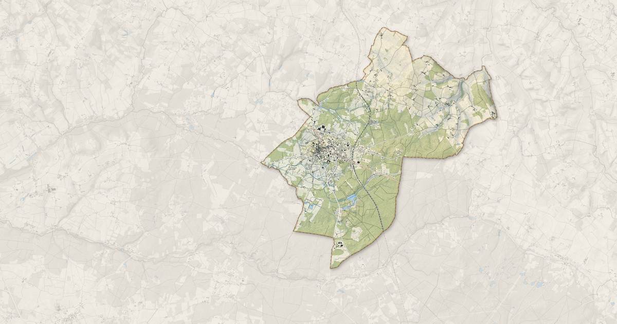 Portrait cartographique de Montendre : relief, eau, forêts, bâti et voies, calculés à partir des données de l'IGN